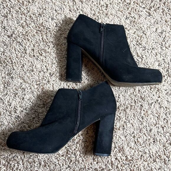 MADDEN NYC BLACK FAUX SUEDE BOOTIE SIZE 8.5 - Picture 6 of 7